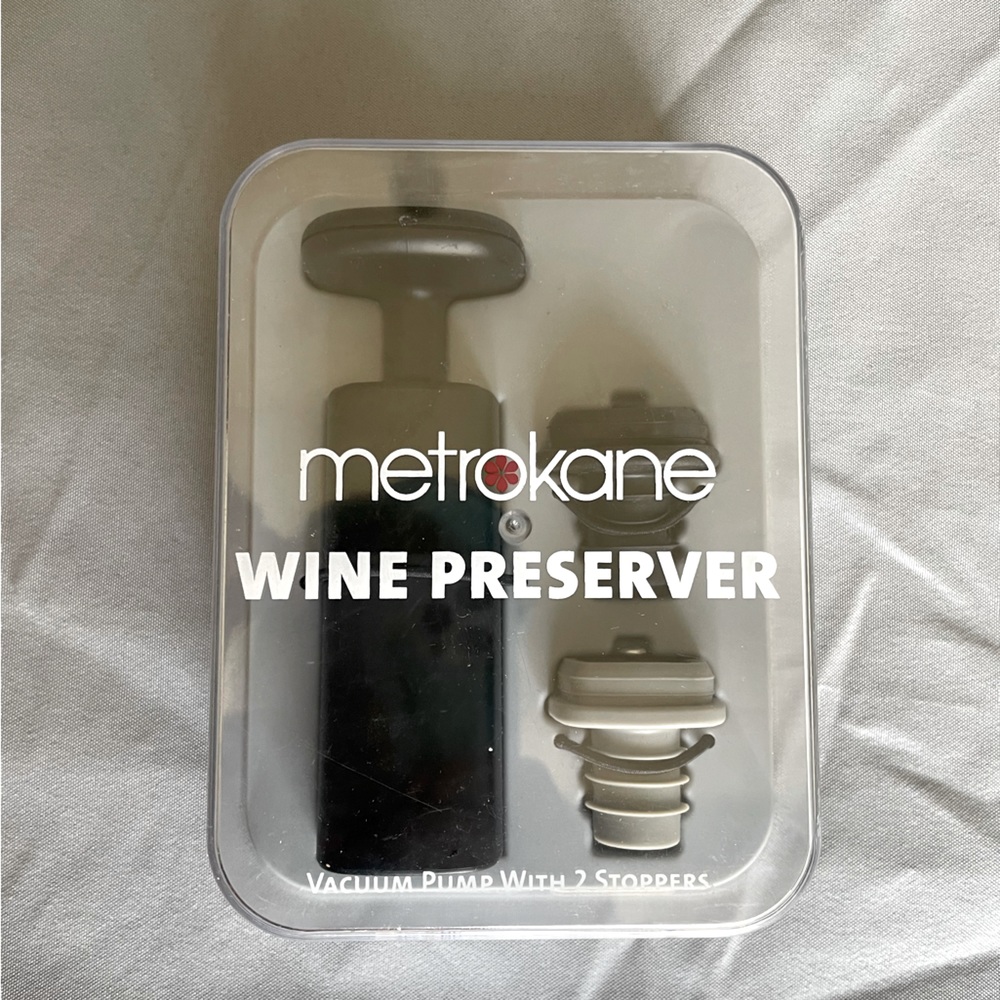 Metrokane Wine Preserver, Vacuum Pump With 2 Stoppers